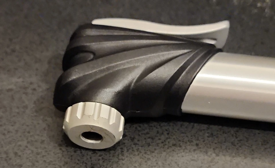 Mini bomba de bicicleta de mano SERFAS LS-50, negra y plateada, usada, vendedor canadiense, FOTOS Foto 3 de 4