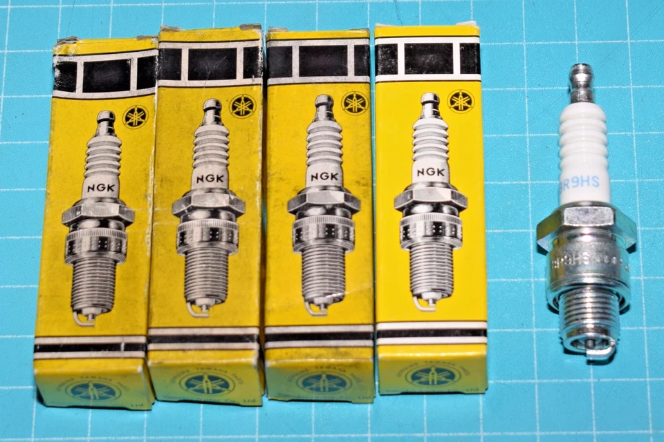 4 bougies NGK BR9HS d'origine YAMAHA réf. 94701-00251 neuf - Photo 1/1