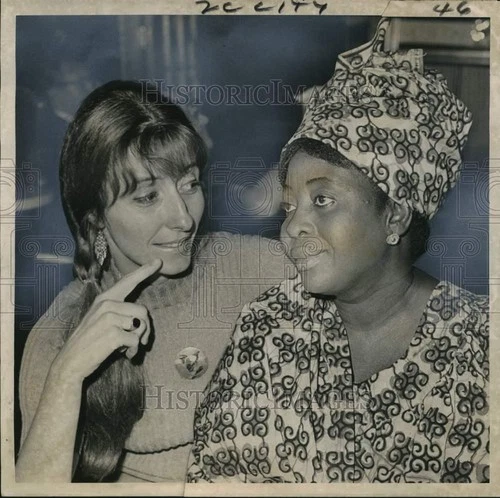 1973 Press Photo Madam Marie Sivomey, Lome Togo mayor, chats with Eliane Becze