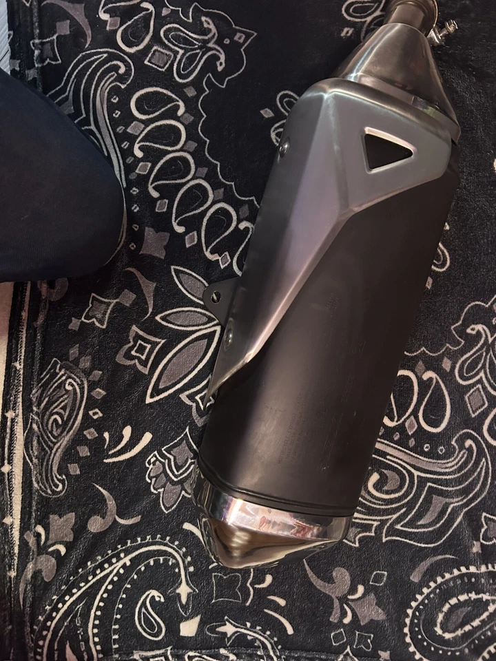 Silenciador Suzuki GSXS 750 750 750z 2014-2016 Stock OEM #14310-08J00-H01 *¡Como nuevo*!!! Foto 4 de 4