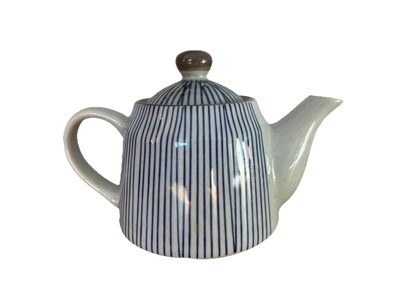Chinesische Teekanne blaue Linien & Seladon Porzellanfarben, 7'' breit mal 5''. Spec Chip