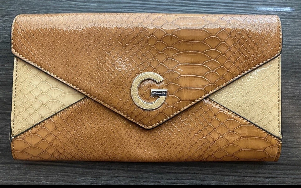 Carteras para mujer Guess de cuero de serpiente triple pliegue Foto 2 de 4