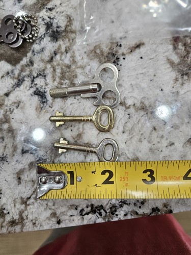 3 Vintage Old Keys Short Lot 1 - Picture 3 of 3