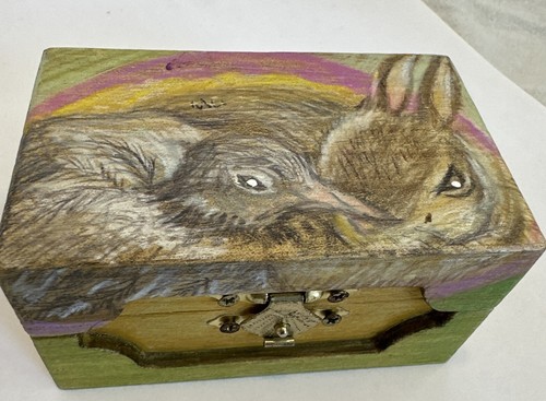 Pequeña caja de madera pintada a mano conejito pollito firmado DiPerna baratija de Pascua tesoro - Imagen 2 de 16