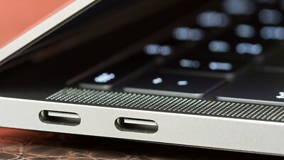 2017 APPLE MACBOOK PRO / 13 INCH TOUCHBAR / 4.0GHz i7 / 16GB RAM