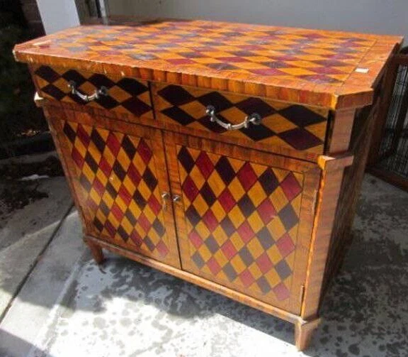 Gabinete clásico con patrón de diamante estilo decorativo arlequín declaración focal (necesita TLC) Foto 3 de 4