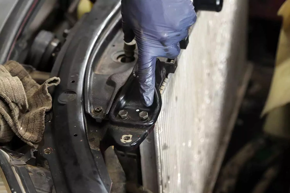 Two bolts secure the upper radiator mount.