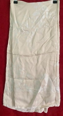Cremefarbene geblümte Tischdecke einige Spuren REF00075