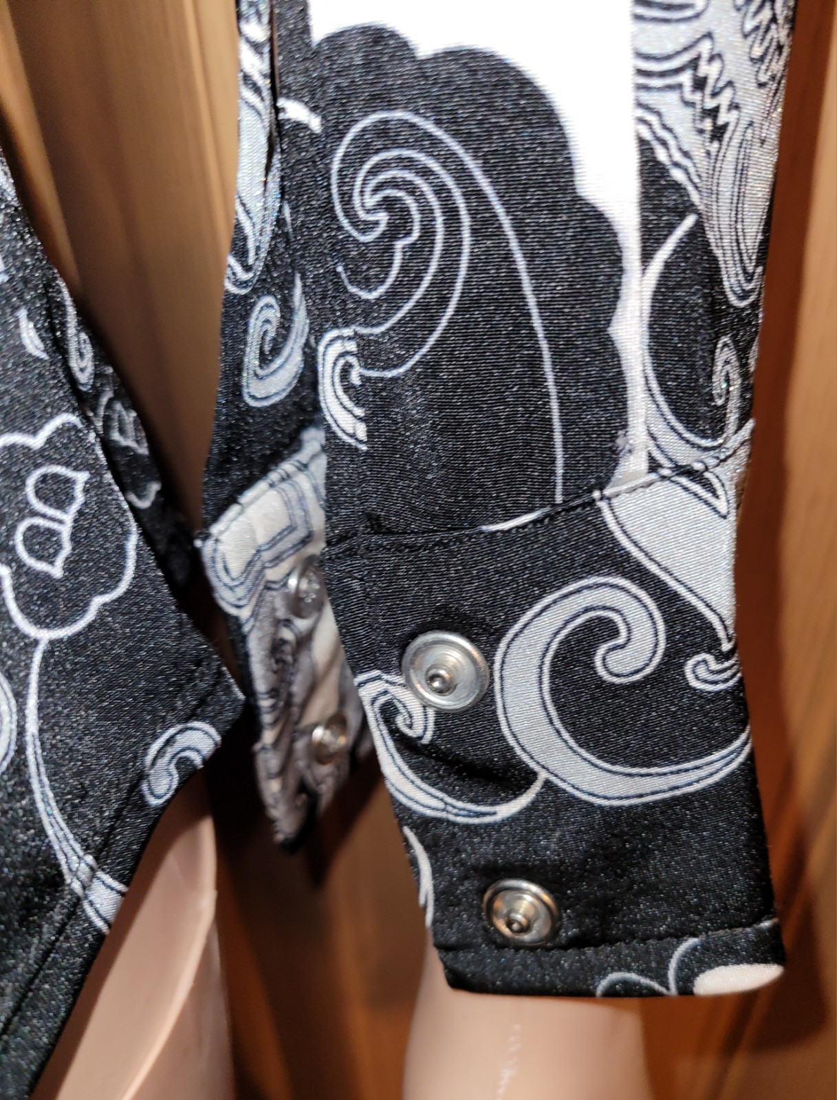 Cache Black And White Form Fitting Snap Button Sh… - image 13