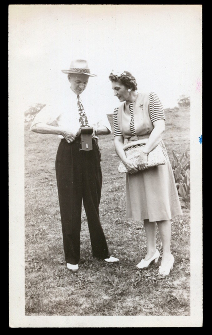 FEDORA PA WINDS KODAK CAMERA WHILST DOLLED UP MA JUDGES ~ 1930s VINTAGE PHOTO-image