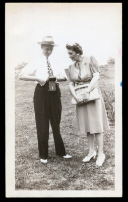 FEDORA PA WINDS KODAK CAMERA WHILST DOLLED UP MA JUDGES ~ 1930s VINTAGE PHOTO