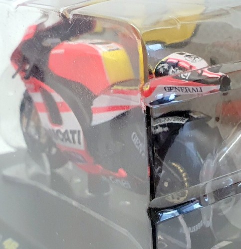 Altaya 1/18 FFR29B - Ducati Desmosedici GP11 #46 Valentino Rossi W.Champion 2011 - Picture 3 of 5