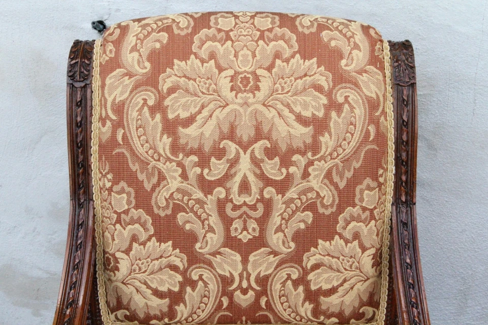 Precioso par de sillas Fauteuils provinciales francesas talladas en nogal, tapicería nueva Foto 4 de 4