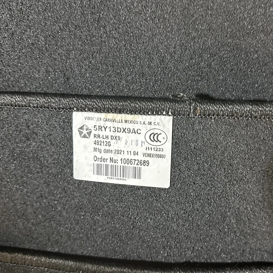 Juego de alfombrillas de fábrica OEM 2016-2025 Chrysler Pacifica & Voyager Foto 2 de 3