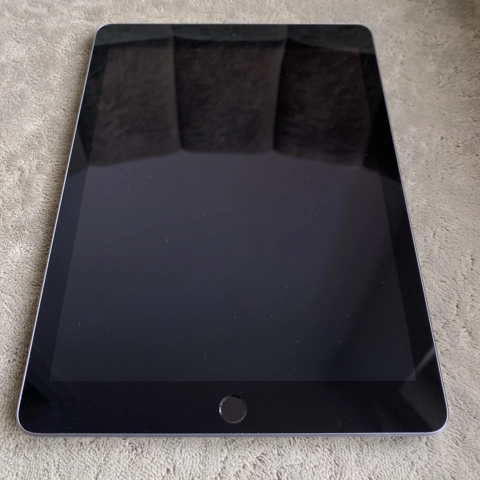 Apple iPad 6. Generation 32 GB WLAN Space Grau - Bild 2 von 4