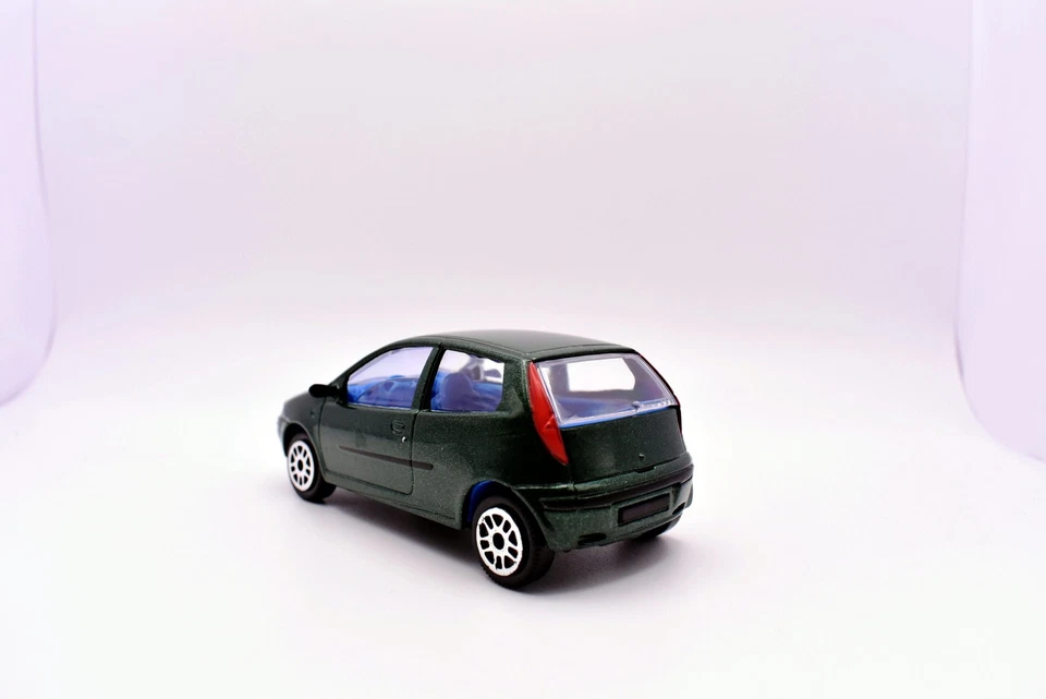 Modellino auto scala 1:43 Fiat punto verde diecast modellismo statico collezione - Immagine 4 di 4