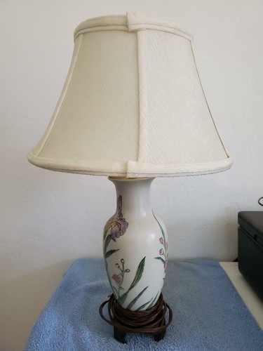 Tischlampe mit erhabenem Blumenmuster (Porzellan oder Keramik?) - Bild 3 von 7