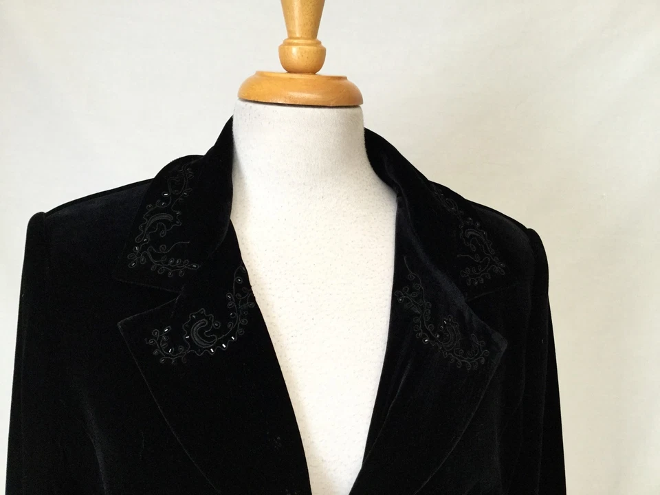 JS COLLECTIONS BLACK VELVET BLAZER WITH ACCENTS AROUND SLEEVES AND NECK- SIZE 12 - Image 2 of 4