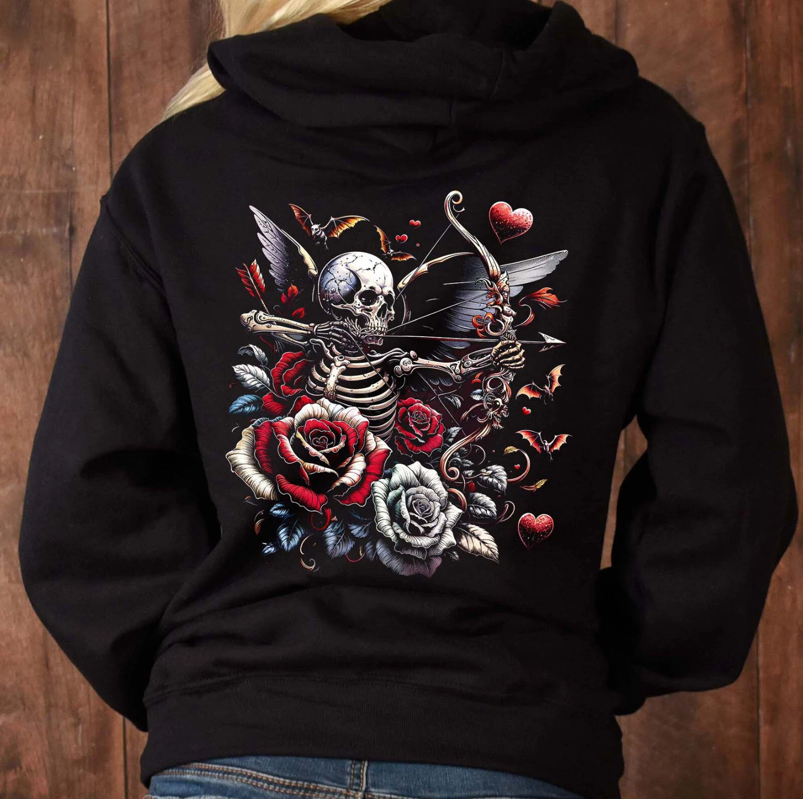 T shirt o felpa con cappuccio gotica San Valentino disegno scheletro rose e cuore