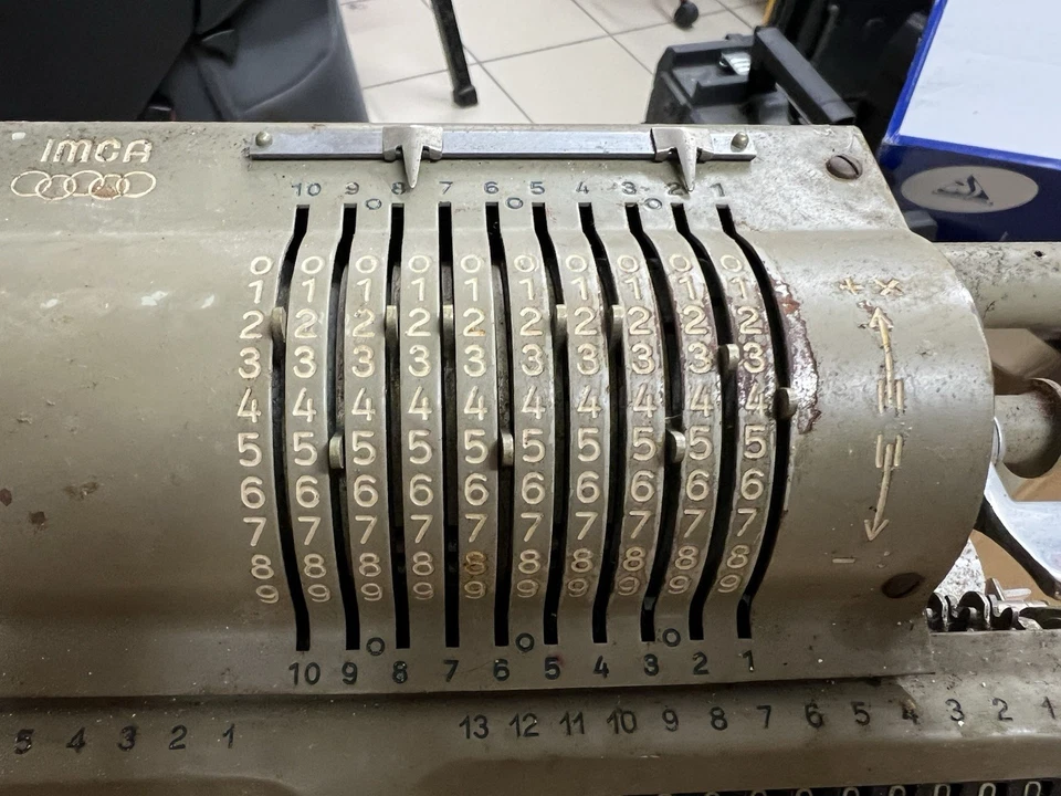 Ancienne machine à calculer. Arithmomètre IMCA .Arithmomètre d'Odhner. - Photo 2/4