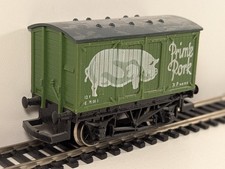 Hornby R216 ‘Prime Pork’ 4-Wheel Box Van – OO Gauge