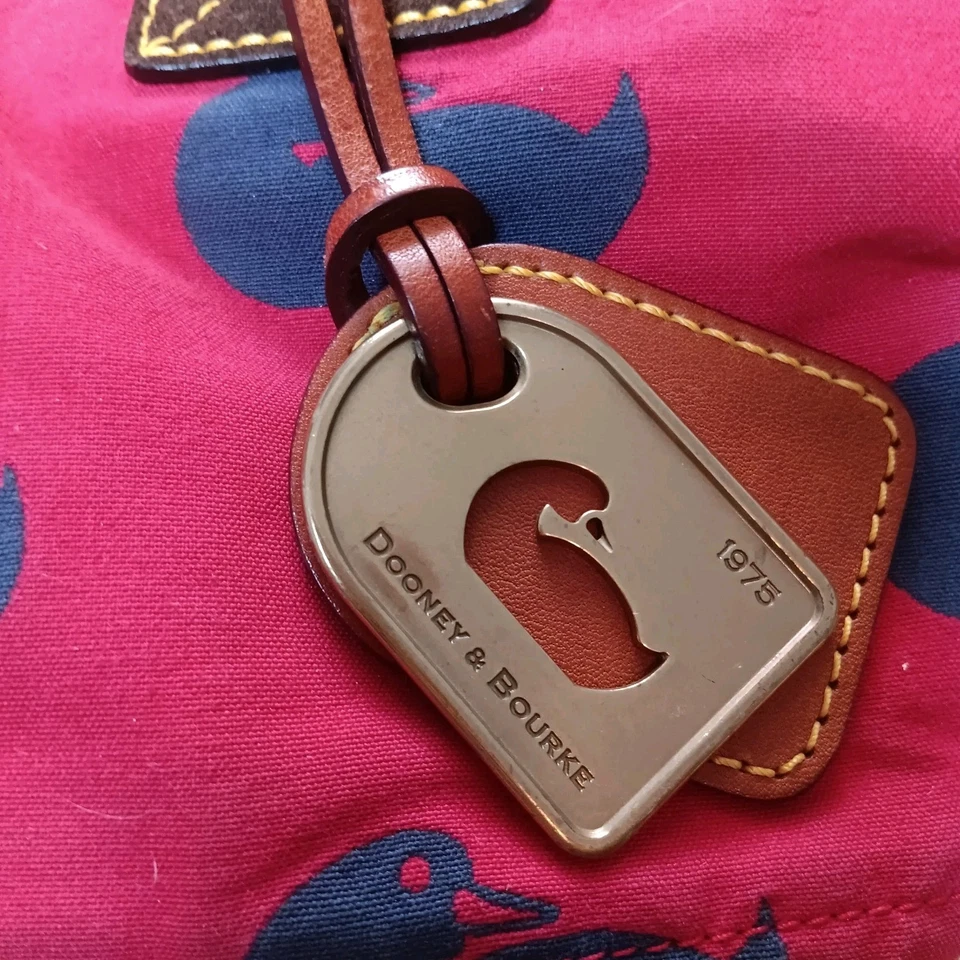 VINTAGE Dooney & Bourke Red & Navy Duck Logo + Charm Quilted Purse Summer Tote - Imagem 2 de 4