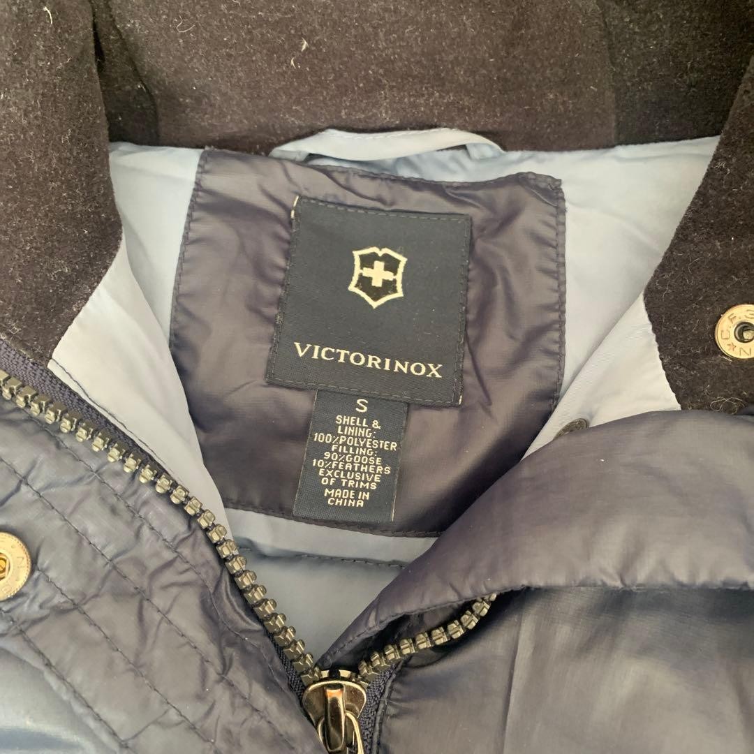 Victorinox Down Jacket S Navy - Warm, Stylish, Slightly Worn thumbnail 2
