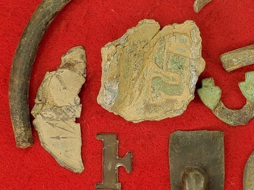 EXCAVATED CIVIL WAR RELICS LOT. BUCKLE, BREASTPLATE, CS SPUR & MORE