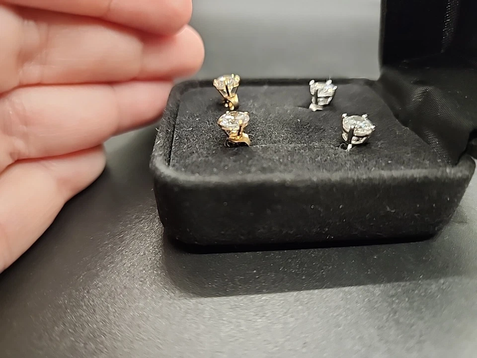 Aretes redondos Epihany Diamonique de 4 mm, 2 juegos, en 10K y 925 Foto 3 de 4