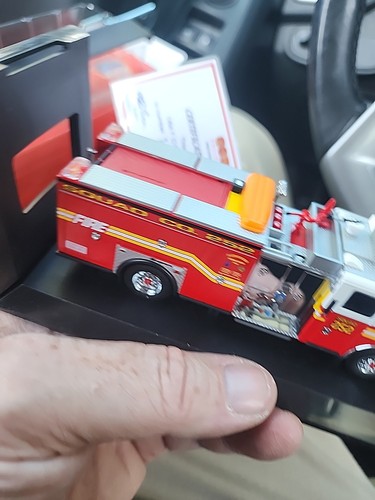 Code 3 FDNY Seagrave Squad 252 - 1/64 Scale - Picture 13 of 22