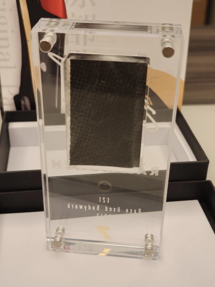 Carrocería Kimi 2013 Race usada en acrílico Lotus E21 Fórmula 1 Foto 3 de 4