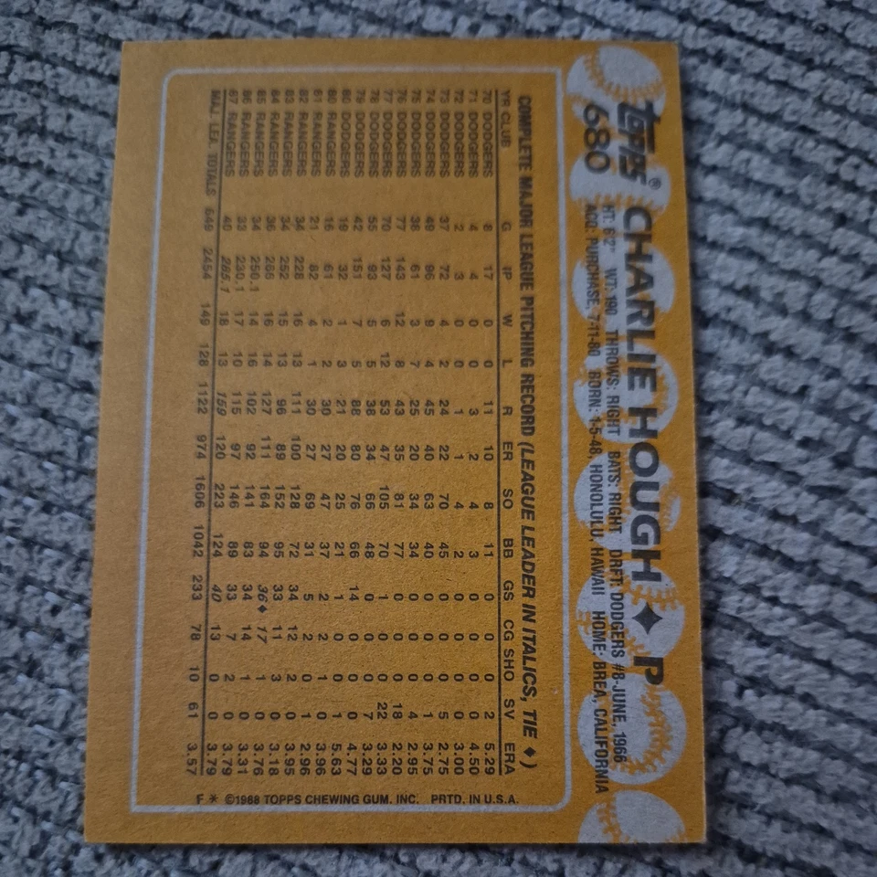 1988 Topps Charlie Hough - Rangers #680 - Error - punto blanco en el ojo Foto 2 de 2