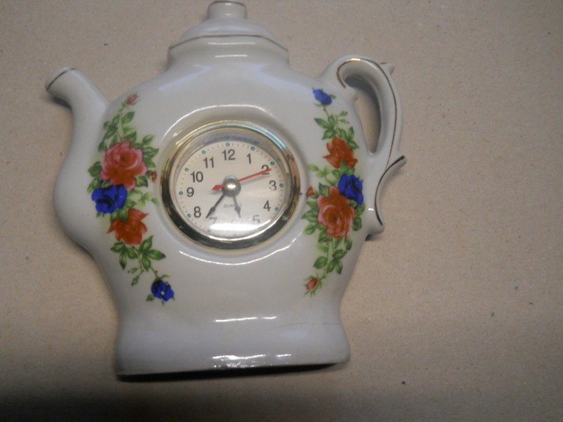 COLORFUL  CERAMIC TEAPOT SHELF  CLOCK .