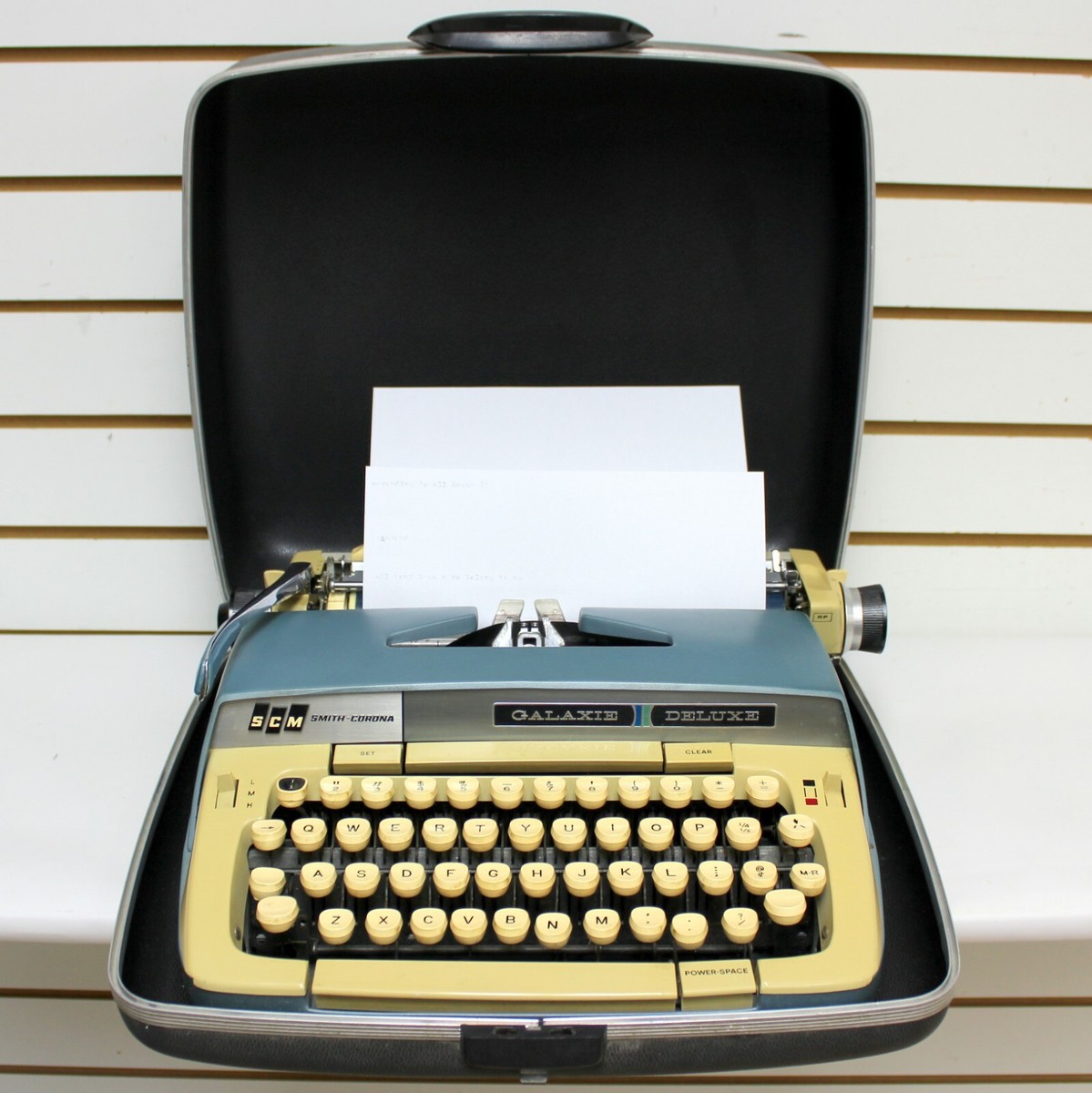Vintage Smith Corona Galaxie Deluxe Portable Typewriter With Case