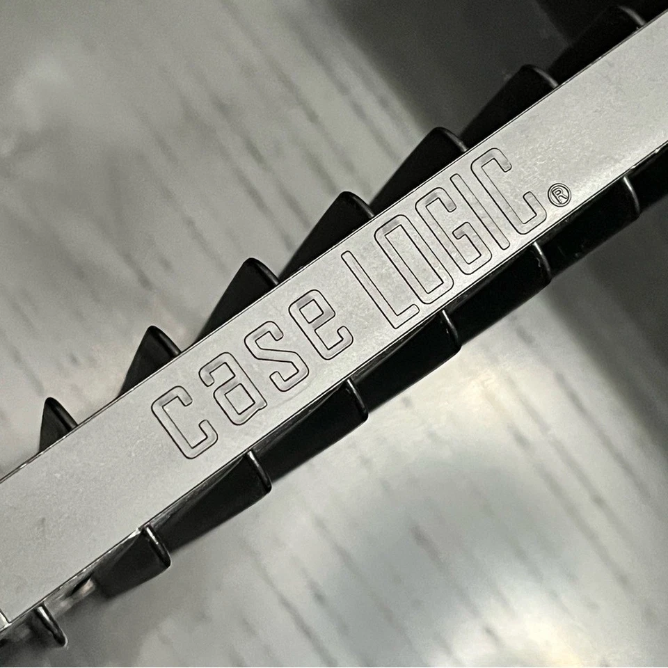 Vintage Case Logic 30 CD Holder Zipper Bag Adjustable Strap Removable Shelf Y2K - Image 4 of 4