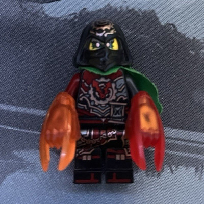 LEGO Ninjago:Krux (grüner Umhang, schwarzer Helm, orange Klauen)