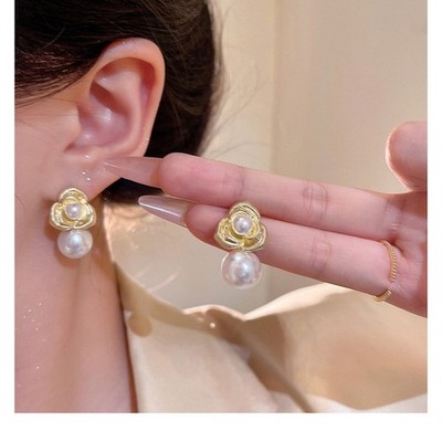 Goldfarbene florale Perlen Ohrstecker für Damen minimalistische Metall Ohrringe