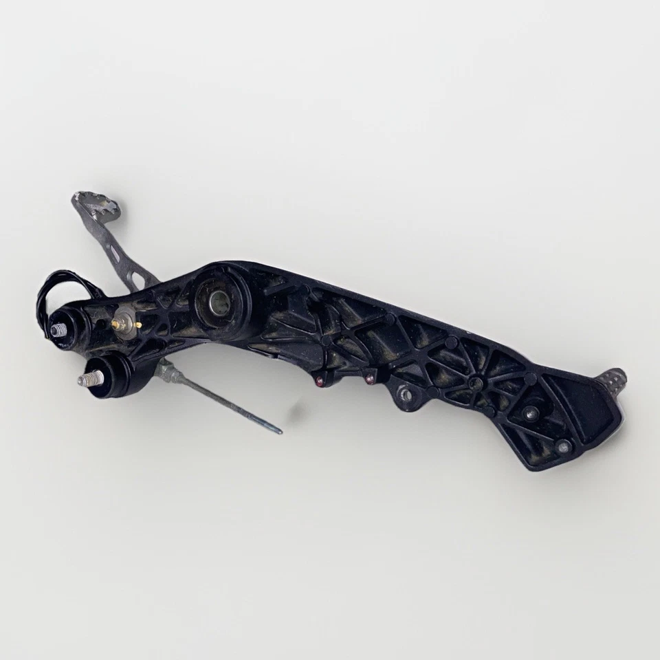 Placa de soporte de estriba derecha genuina Ducati Scrambler 82412821AA conjunto OEM Foto 3 de 4