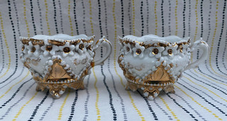Antike verzierte Teetassen mit kleinen Füßen in Weiß und Gold | Paar floral dekorativ