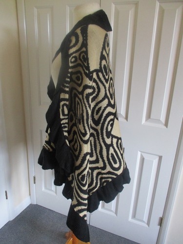 Warm shawlwrap- black/beige pattern with flounced edges - Picture 6 of 8
