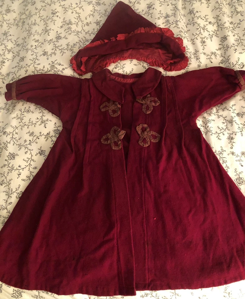 Antiguo abrigo y sombrero para muñeca de 20-22” - lana roja oscura con ribete bordado - Alemania Foto 4 de 4