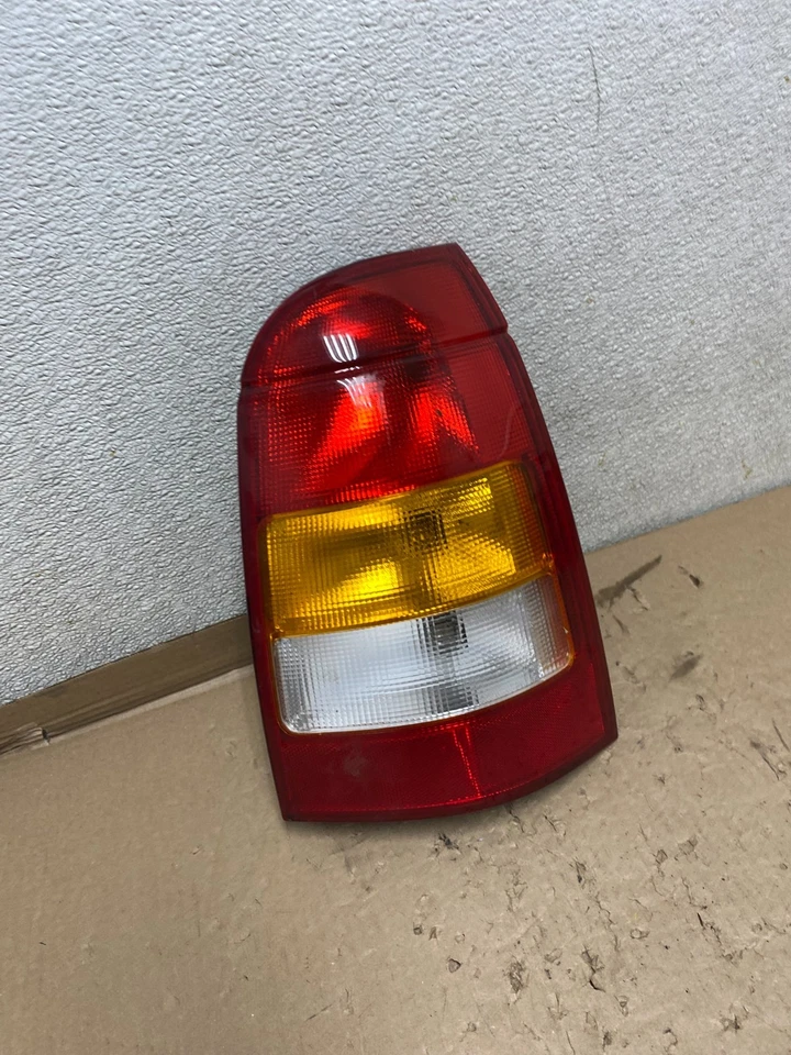 Luz trasera lateral derecha pasajero Saturn LW200 LW300 2000 2001 2002 U1206 DG Foto 3 de 4