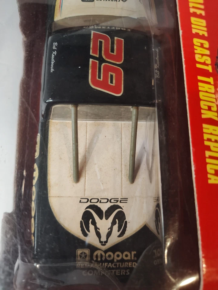 NASCAR Craftsman Truck Series Brad Keselowski #29 Mopar 1:24 Racing Champions Foto 3 de 4