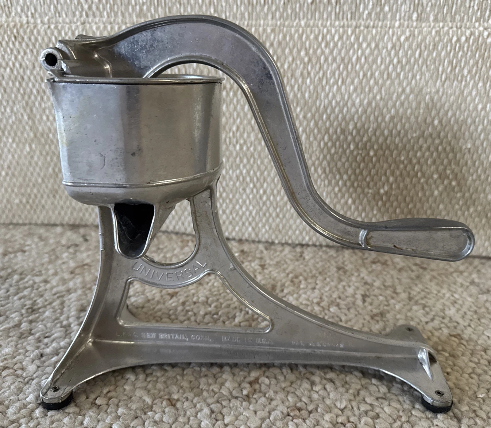 Vintage Universal Juicer Citrus Squeezer Hand Press Aluminum w/Strainer USA 9"