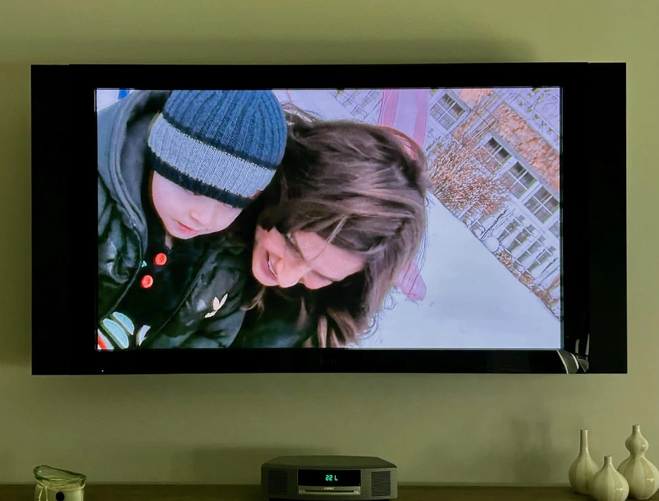 Pioneer Elite Kuro 60" Plasma, with speakers, remote, wall bracket - Image 2 of 4