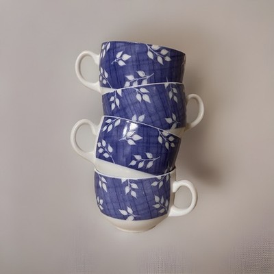 4 coffee cups Arcopal France  in blue with white flowers