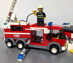LEGO 7239 Ladder Fire Truck City Minifigs New