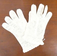 VINTAGE LADIES GLOVES OFF WHITE SCALLOPED EDGES