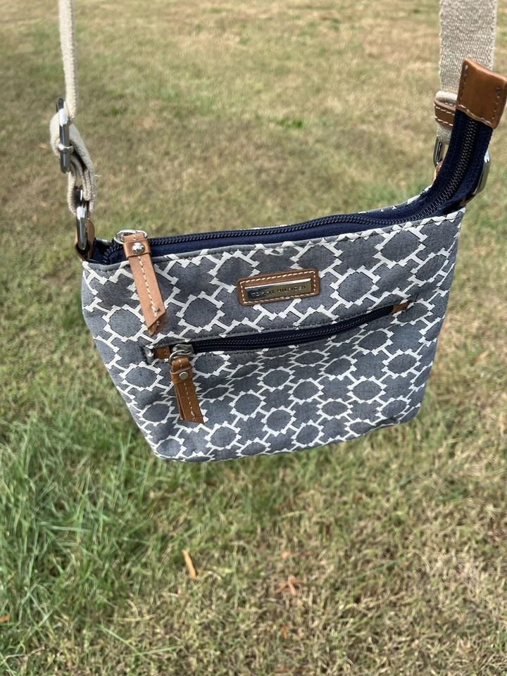 Bolso Bandolera Tommy Hilfiger Para Mujer con Patrón Geométrico H Gris \Azul Foto 2 de 4