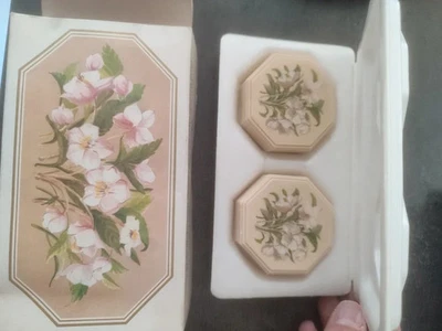 Lot de 2 savons vintage Avon Cosmetics – décor fleurs “Christmas Rose” - Photo 1/2